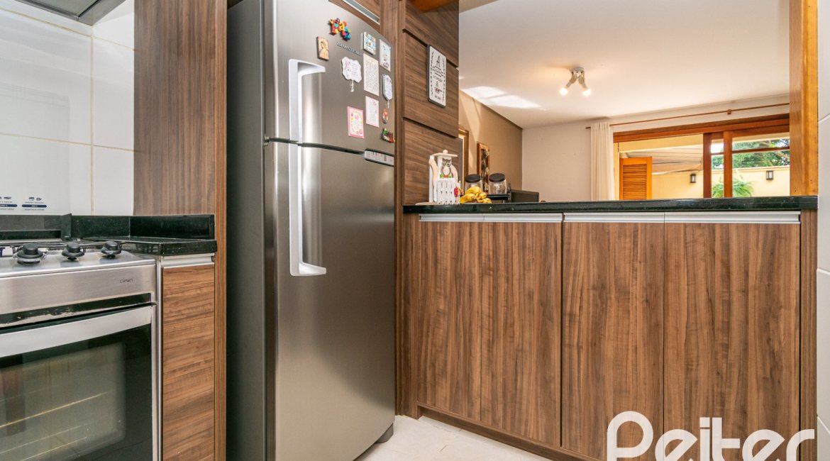 Casa à venda com 163m², 3 dormitórios, 1 suíte, 2 vagas, no bairro Tristeza em Porto Alegre