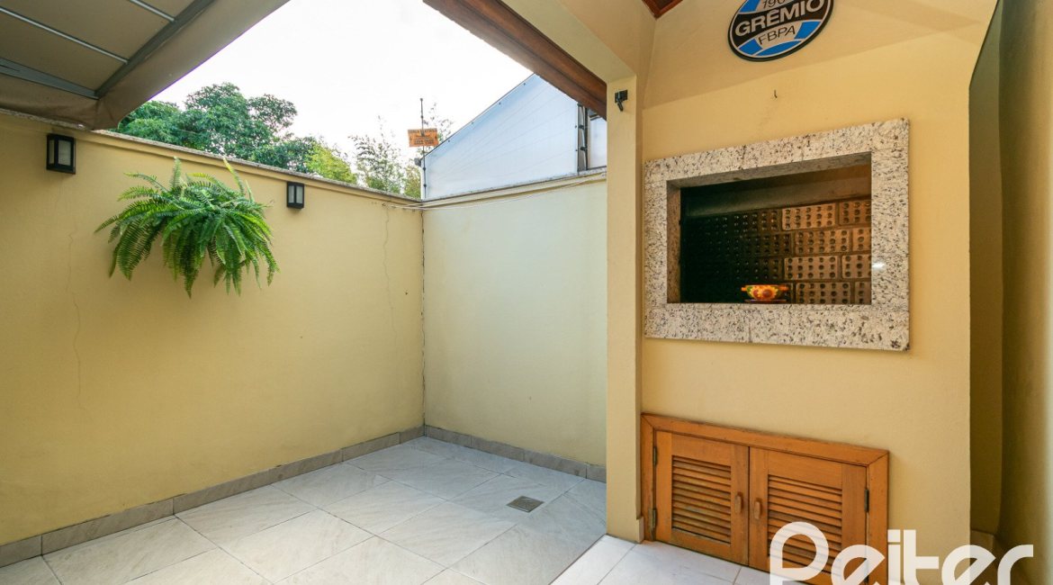 Casa à venda com 163m², 3 dormitórios, 1 suíte, 2 vagas, no bairro Tristeza em Porto Alegre