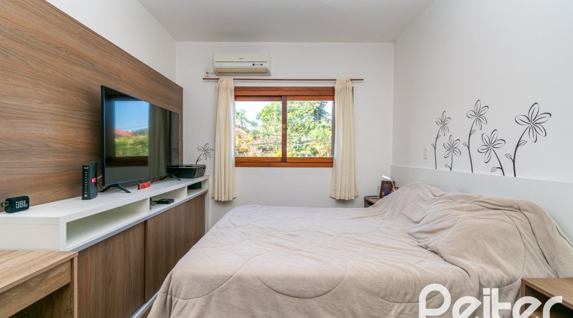 Casa à venda com 163m², 3 dormitórios, 1 suíte, 2 vagas, no bairro Tristeza em Porto Alegre