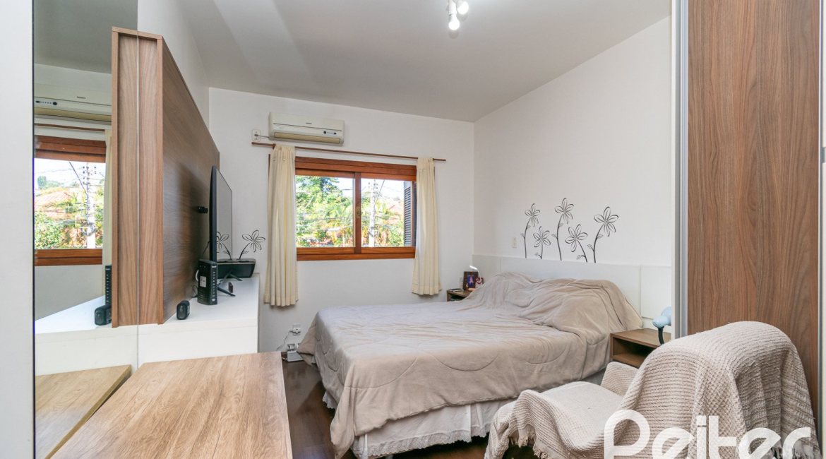 Casa à venda com 163m², 3 dormitórios, 1 suíte, 2 vagas, no bairro Tristeza em Porto Alegre