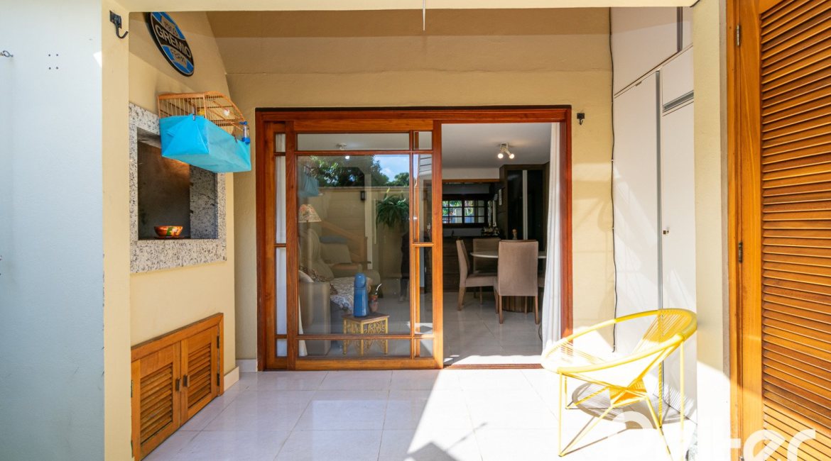 Casa à venda com 163m², 3 dormitórios, 1 suíte, 2 vagas, no bairro Tristeza em Porto Alegre