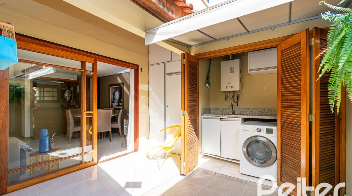 Casa à venda com 163m², 3 dormitórios, 1 suíte, 2 vagas, no bairro Tristeza em Porto Alegre