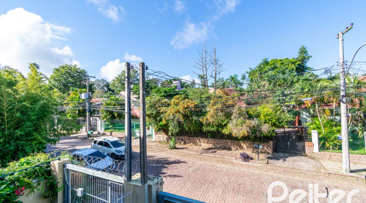 Casa à venda com 163m², 3 dormitórios, 1 suíte, 2 vagas, no bairro Tristeza em Porto Alegre