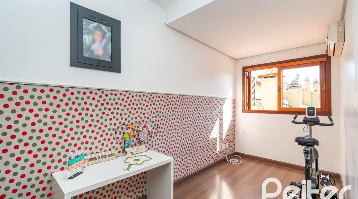 Casa à venda com 163m², 3 dormitórios, 1 suíte, 2 vagas, no bairro Tristeza em Porto Alegre