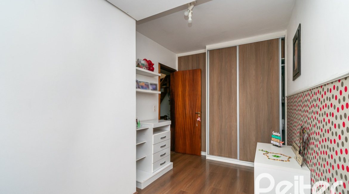 Casa à venda com 163m², 3 dormitórios, 1 suíte, 2 vagas, no bairro Tristeza em Porto Alegre