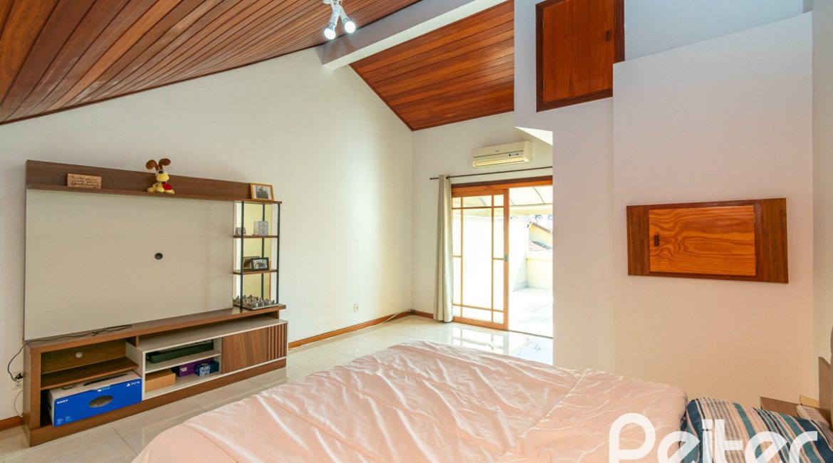 Casa à venda com 163m², 3 dormitórios, 1 suíte, 2 vagas, no bairro Tristeza em Porto Alegre