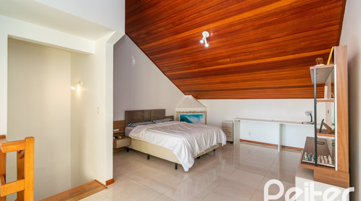 Casa à venda com 163m², 3 dormitórios, 1 suíte, 2 vagas, no bairro Tristeza em Porto Alegre