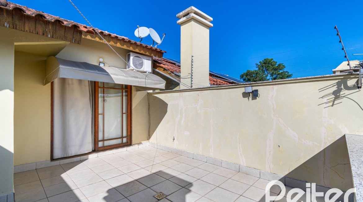 Casa à venda com 163m², 3 dormitórios, 1 suíte, 2 vagas, no bairro Tristeza em Porto Alegre