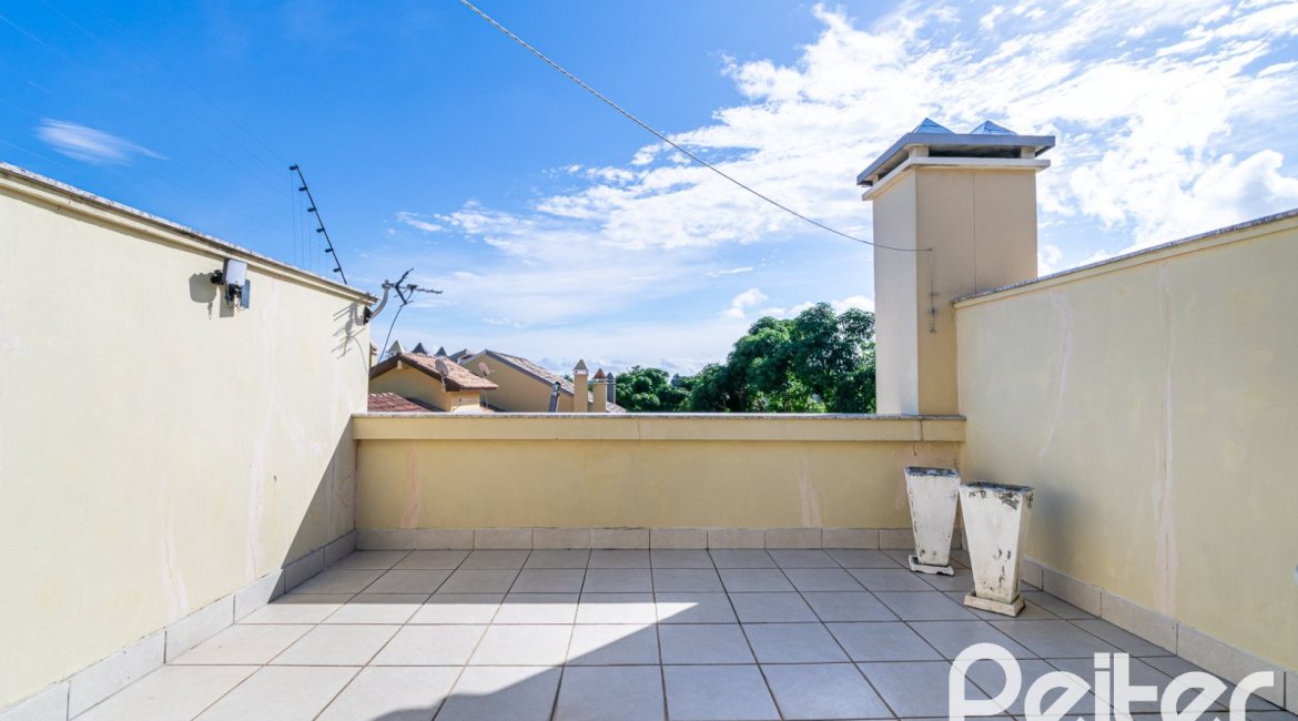 Casa à venda com 163m², 3 dormitórios, 1 suíte, 2 vagas, no bairro Tristeza em Porto Alegre