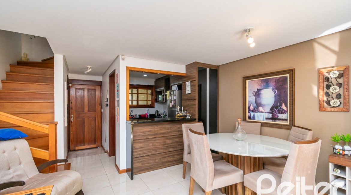 Casa à venda com 163m², 3 dormitórios, 1 suíte, 2 vagas, no bairro Tristeza em Porto Alegre