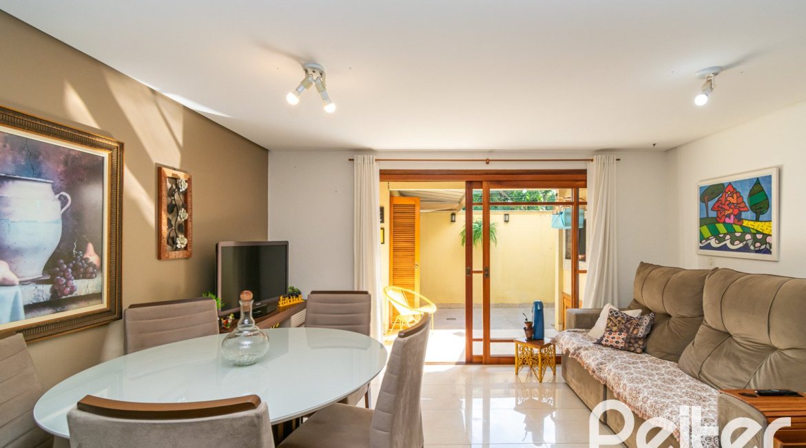 Casa à venda com 163m², 3 dormitórios, 1 suíte, 2 vagas, no bairro Tristeza em Porto Alegre