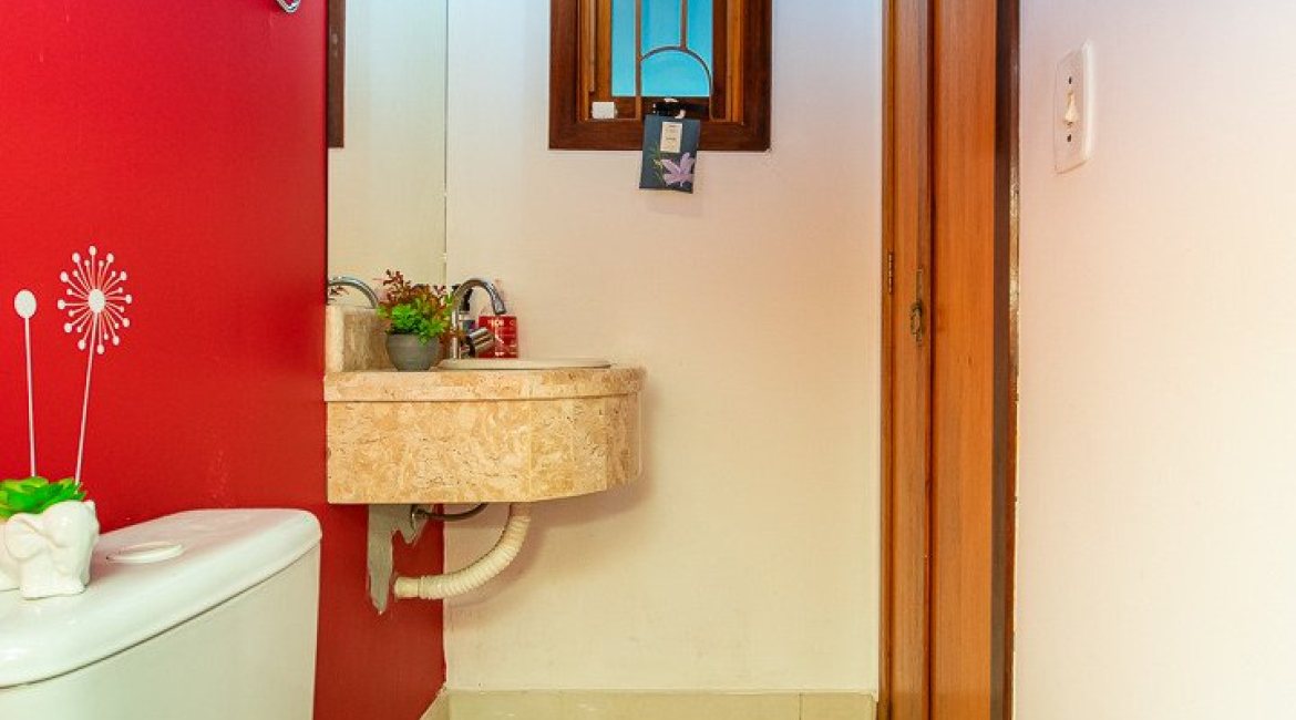 Casa à venda com 163m², 3 dormitórios, 1 suíte, 2 vagas, no bairro Tristeza em Porto Alegre