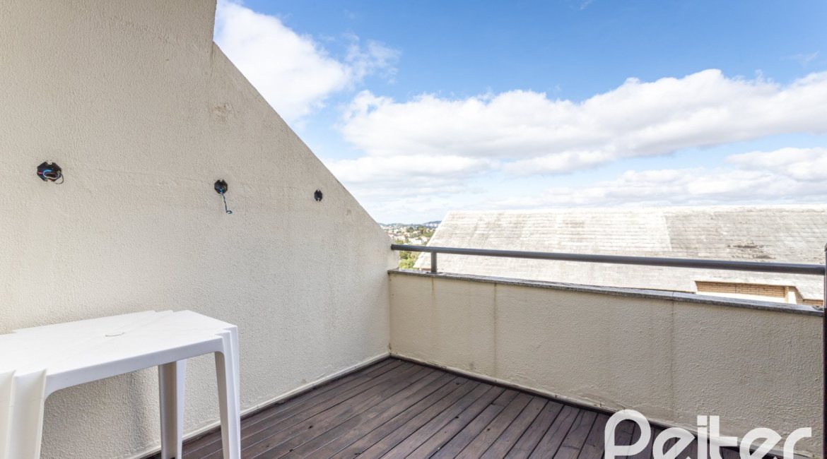 Casa em Condomínio à venda com 182m², 3 dormitórios, 1 suíte, 2 vagas, no bairro Cristal em Porto Alegre