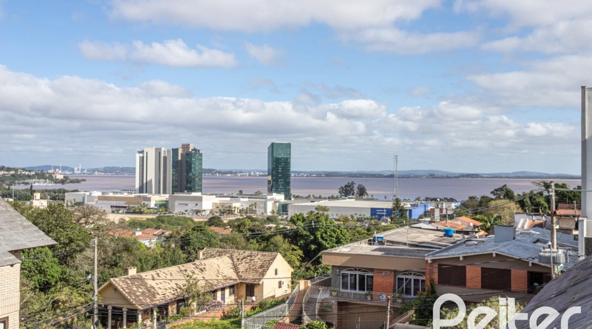 Casa em Condomínio à venda com 182m², 3 dormitórios, 1 suíte, 2 vagas, no bairro Cristal em Porto Alegre