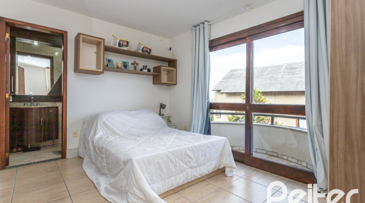 Casa em Condomínio à venda com 182m², 3 dormitórios, 1 suíte, 2 vagas, no bairro Cristal em Porto Alegre