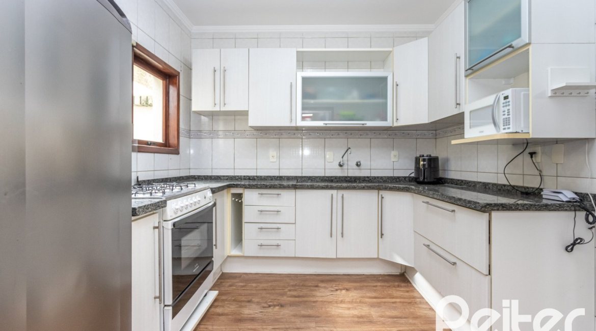 Casa em Condomínio à venda com 182m², 3 dormitórios, 1 suíte, 2 vagas, no bairro Cristal em Porto Alegre