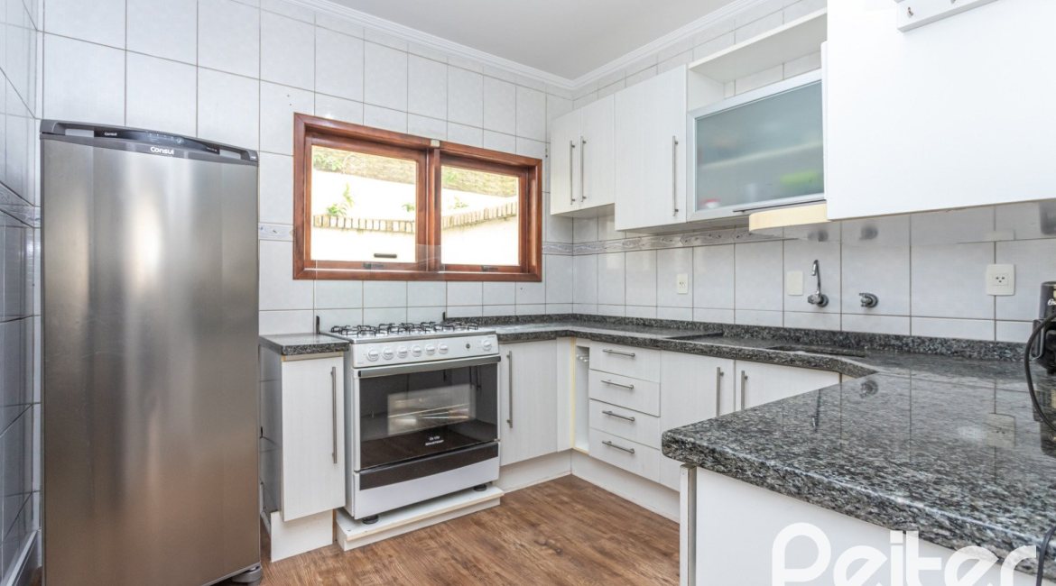 Casa em Condomínio à venda com 182m², 3 dormitórios, 1 suíte, 2 vagas, no bairro Cristal em Porto Alegre