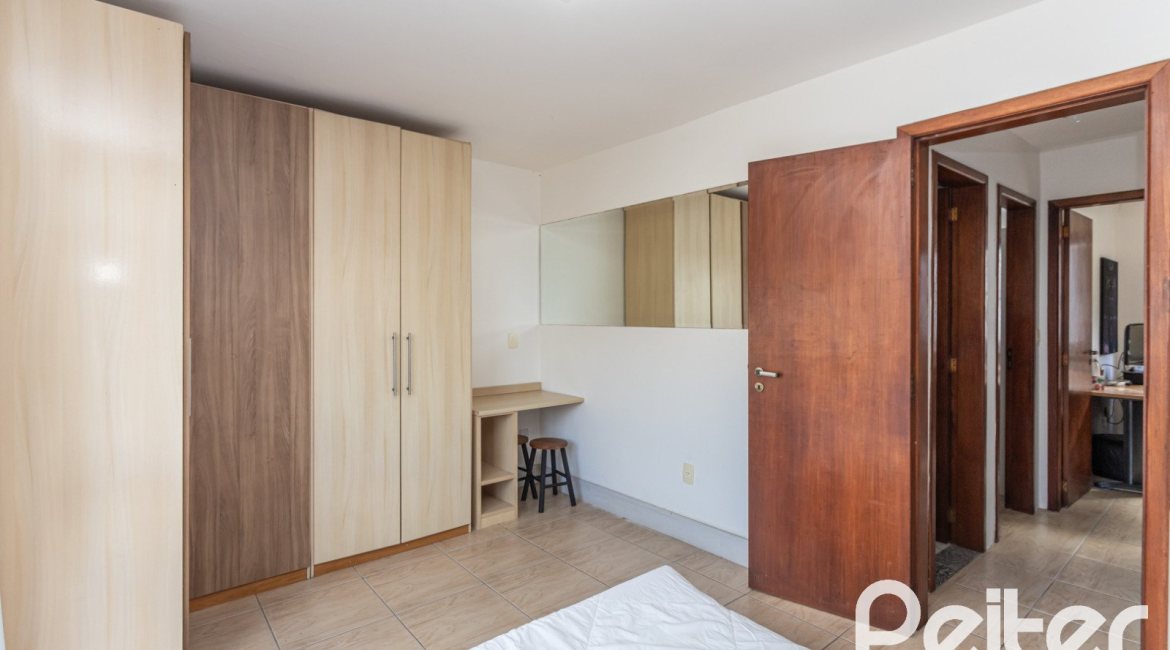 Casa em Condomínio à venda com 182m², 3 dormitórios, 1 suíte, 2 vagas, no bairro Cristal em Porto Alegre