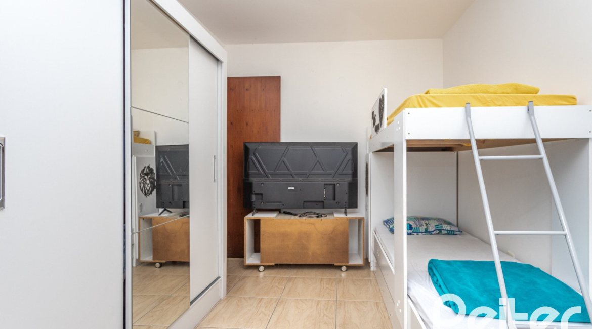 Casa em Condomínio à venda com 182m², 3 dormitórios, 1 suíte, 2 vagas, no bairro Cristal em Porto Alegre