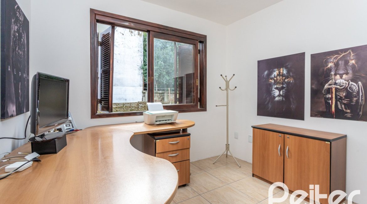 Casa em Condomínio à venda com 182m², 3 dormitórios, 1 suíte, 2 vagas, no bairro Cristal em Porto Alegre