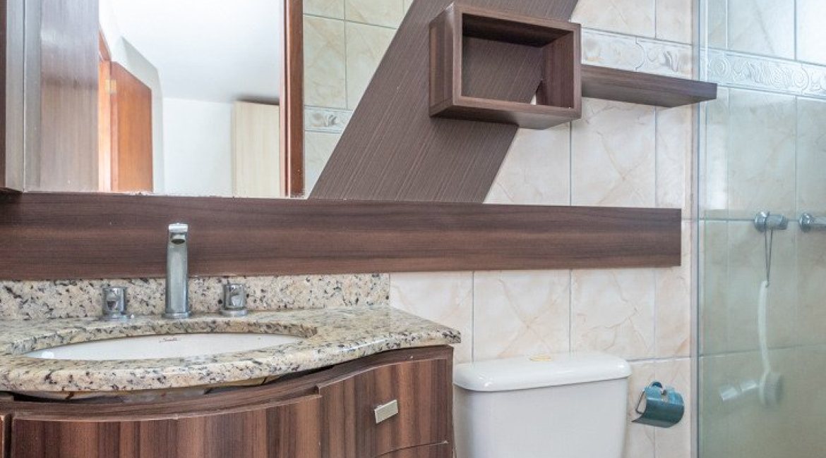 Casa em Condomínio à venda com 182m², 3 dormitórios, 1 suíte, 2 vagas, no bairro Cristal em Porto Alegre