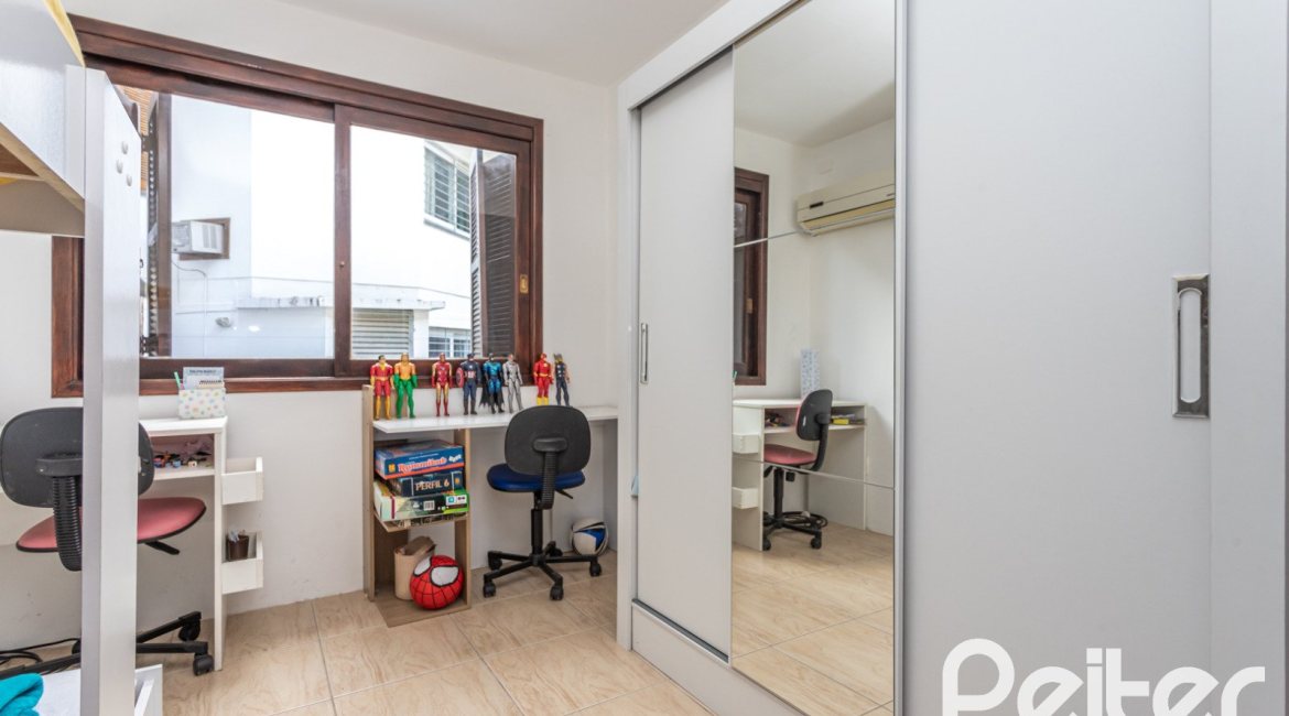 Casa em Condomínio à venda com 182m², 3 dormitórios, 1 suíte, 2 vagas, no bairro Cristal em Porto Alegre