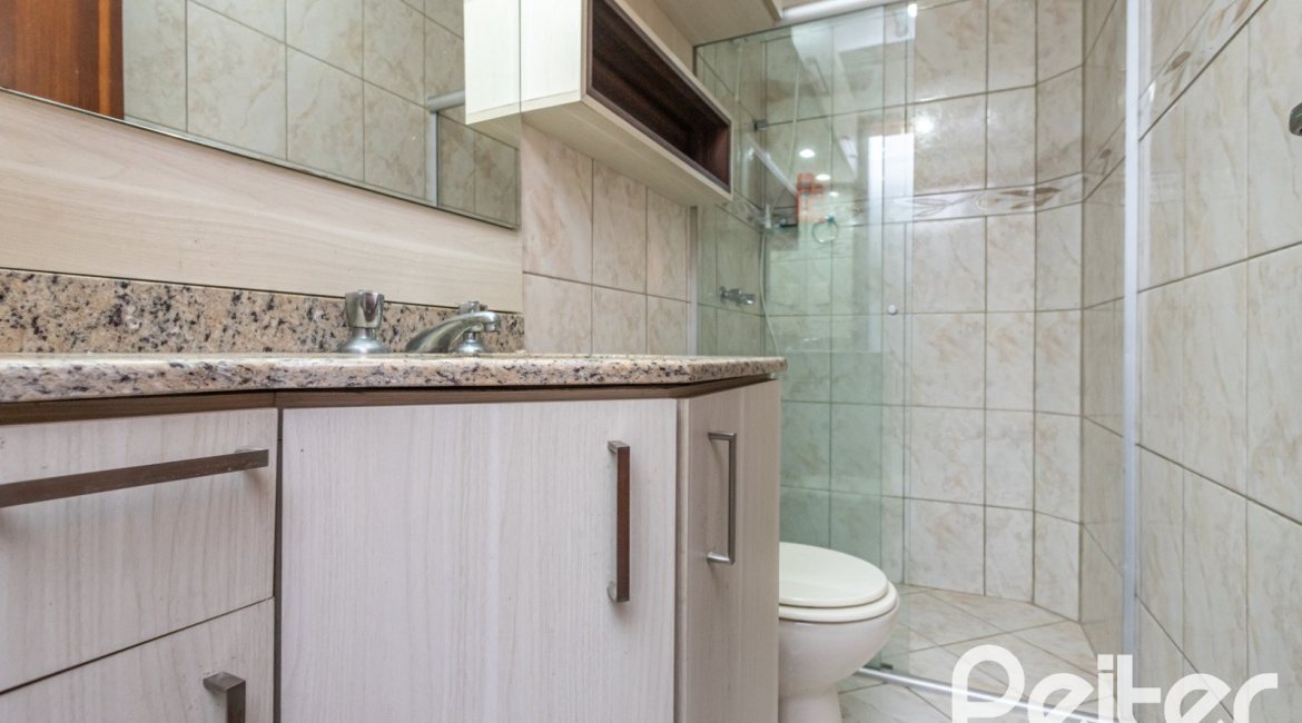 Casa em Condomínio à venda com 182m², 3 dormitórios, 1 suíte, 2 vagas, no bairro Cristal em Porto Alegre