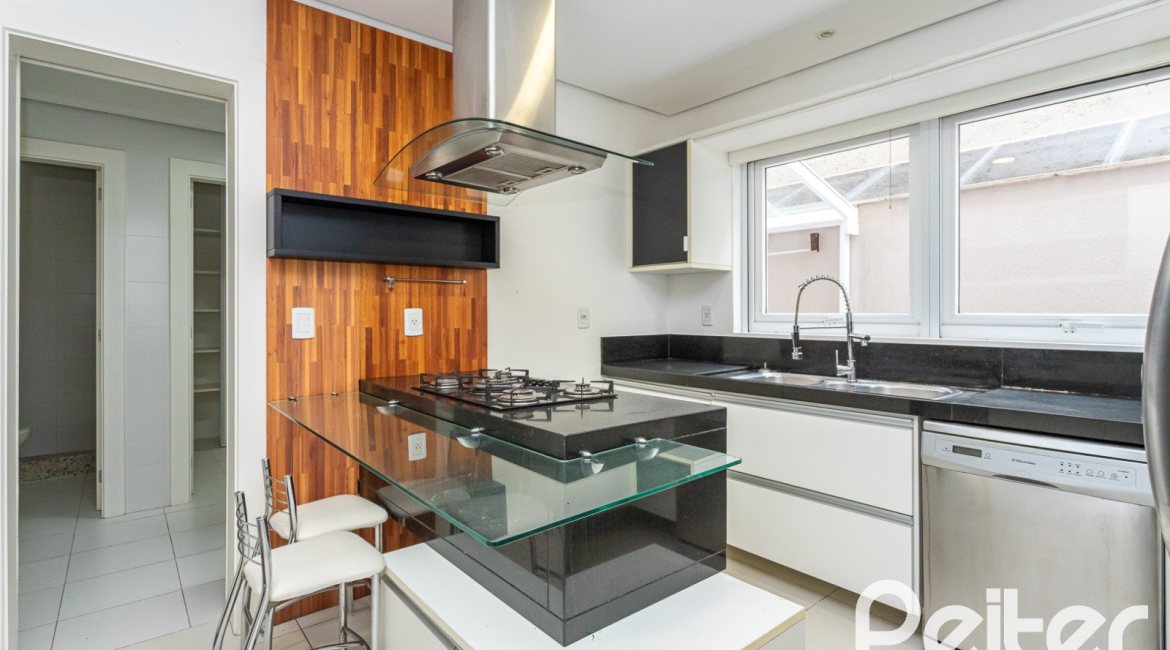 Casa em Condomínio à venda com 463m², 4 dormitórios, 4 suítes, 3 vagas, no bairro Terra Ville em PORTO ALEGRE