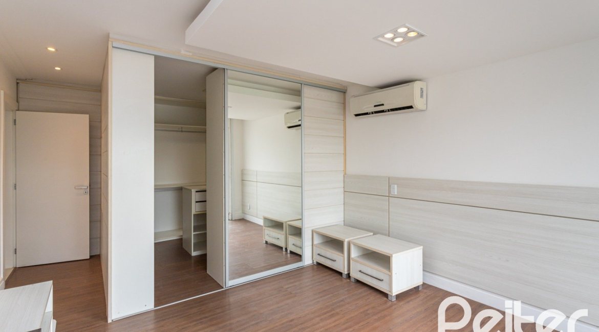 Casa em Condomínio à venda com 463m², 4 dormitórios, 4 suítes, 3 vagas, no bairro Terra Ville em PORTO ALEGRE