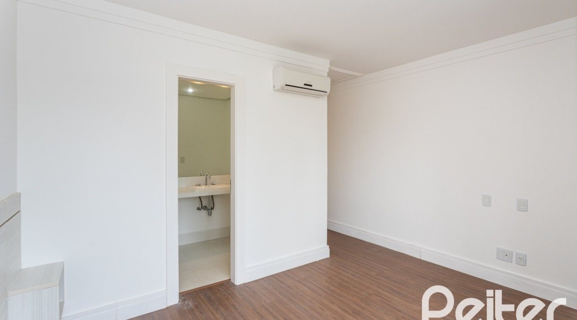 Casa em Condomínio à venda com 463m², 4 dormitórios, 4 suítes, 3 vagas, no bairro Terra Ville em PORTO ALEGRE