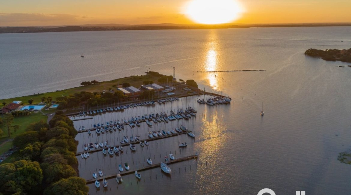 Terreno à venda, no bairro Vila Assunção em Porto Alegre