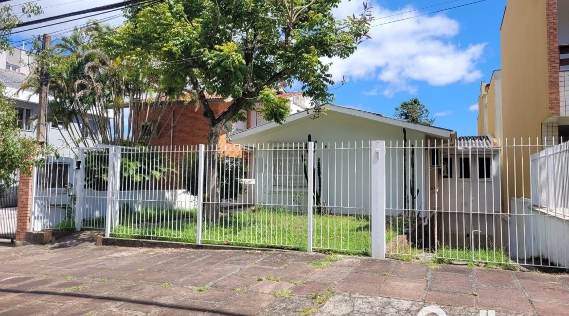 Casa à venda com 205m², 3 dormitórios, 4 vagas, no bairro Tristeza em Porto Alegre
