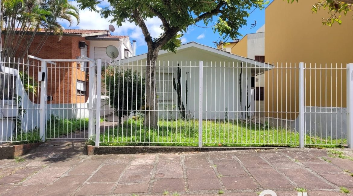 Casa à venda com 205m², 3 dormitórios, 4 vagas, no bairro Tristeza em Porto Alegre