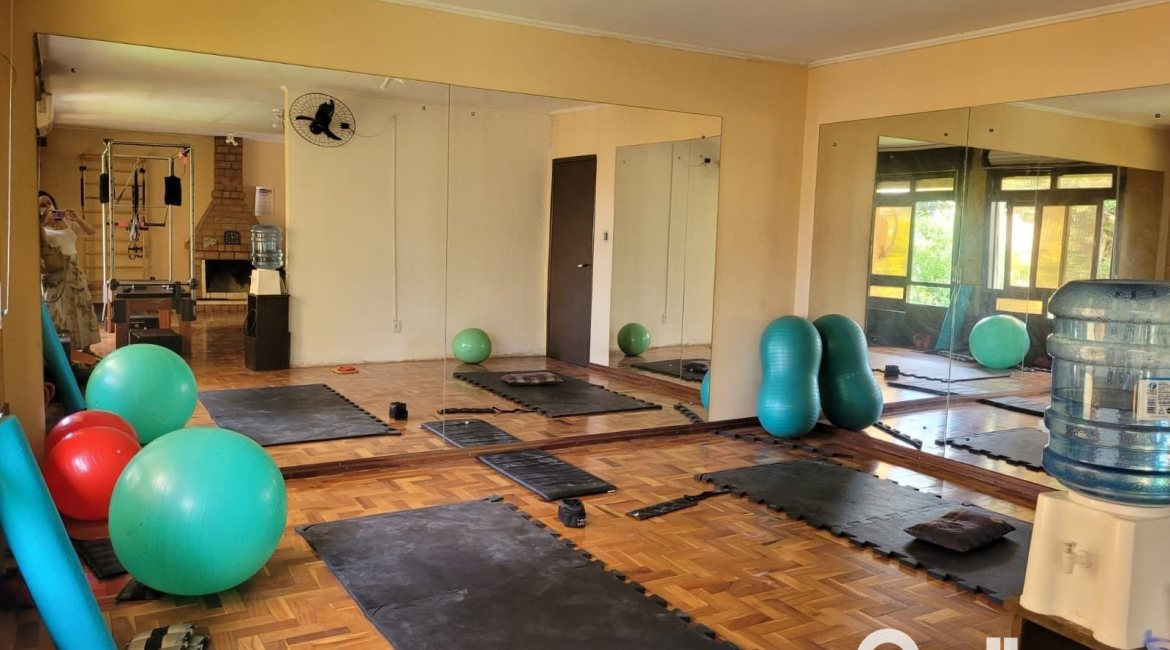 Casa à venda com 205m², 3 dormitórios, 4 vagas, no bairro Tristeza em Porto Alegre