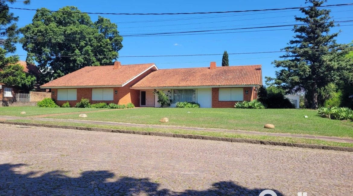 Terreno à venda com 320m², 4 dormitórios, 1 suíte, 6 vagas, no bairro Vila Assunção em Porto Alegre