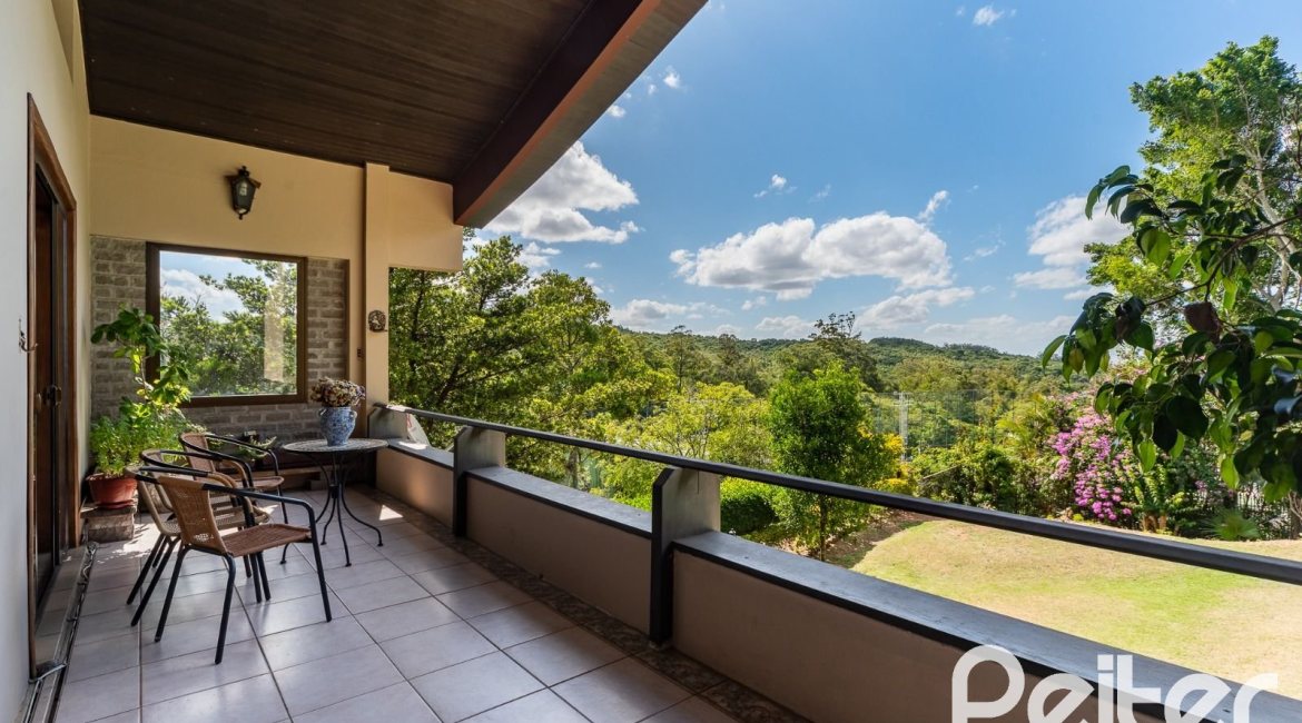 Casa em Condomínio à venda com 565m², 5 dormitórios, 3 suítes, 4 vagas, no bairro Cavalhada em Porto Alegre