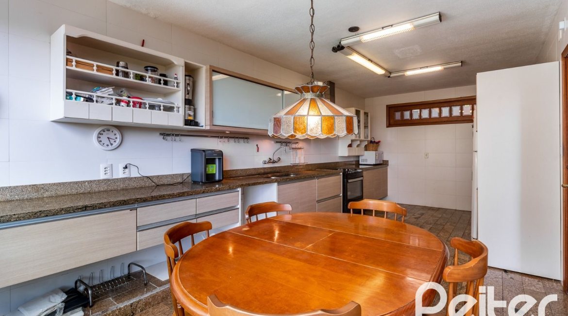 Casa em Condomínio à venda com 565m², 5 dormitórios, 3 suítes, 4 vagas, no bairro Cavalhada em Porto Alegre