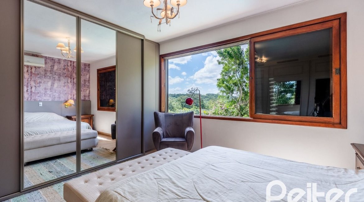 Casa em Condomínio à venda com 565m², 5 dormitórios, 3 suítes, 4 vagas, no bairro Cavalhada em Porto Alegre