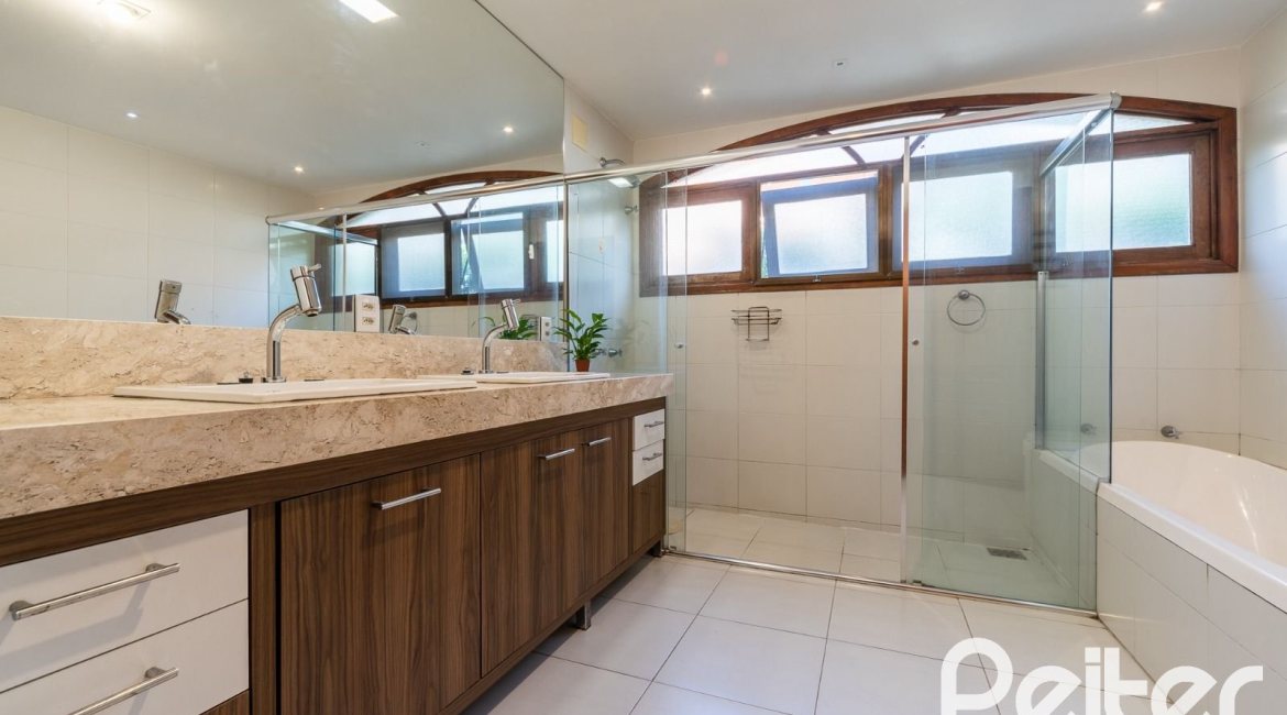 Casa em Condomínio à venda com 565m², 5 dormitórios, 3 suítes, 4 vagas, no bairro Cavalhada em Porto Alegre