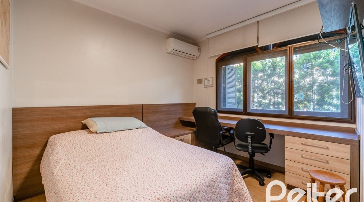 Casa em Condomínio à venda com 565m², 5 dormitórios, 3 suítes, 4 vagas, no bairro Cavalhada em Porto Alegre