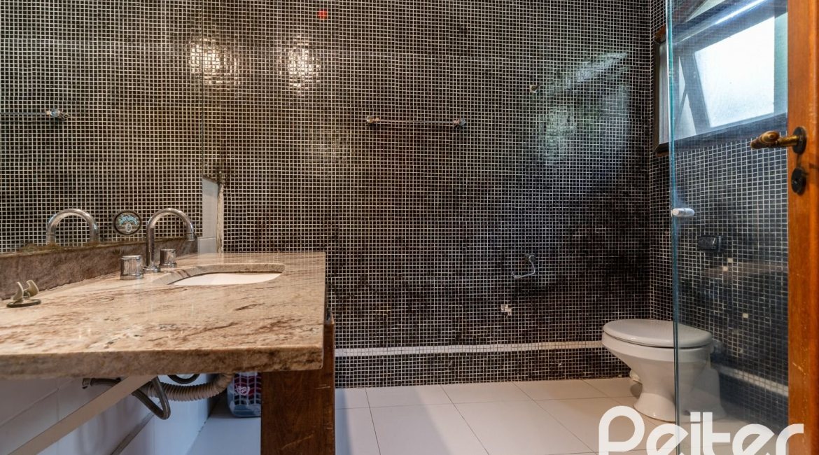 Casa em Condomínio à venda com 565m², 5 dormitórios, 3 suítes, 4 vagas, no bairro Cavalhada em Porto Alegre