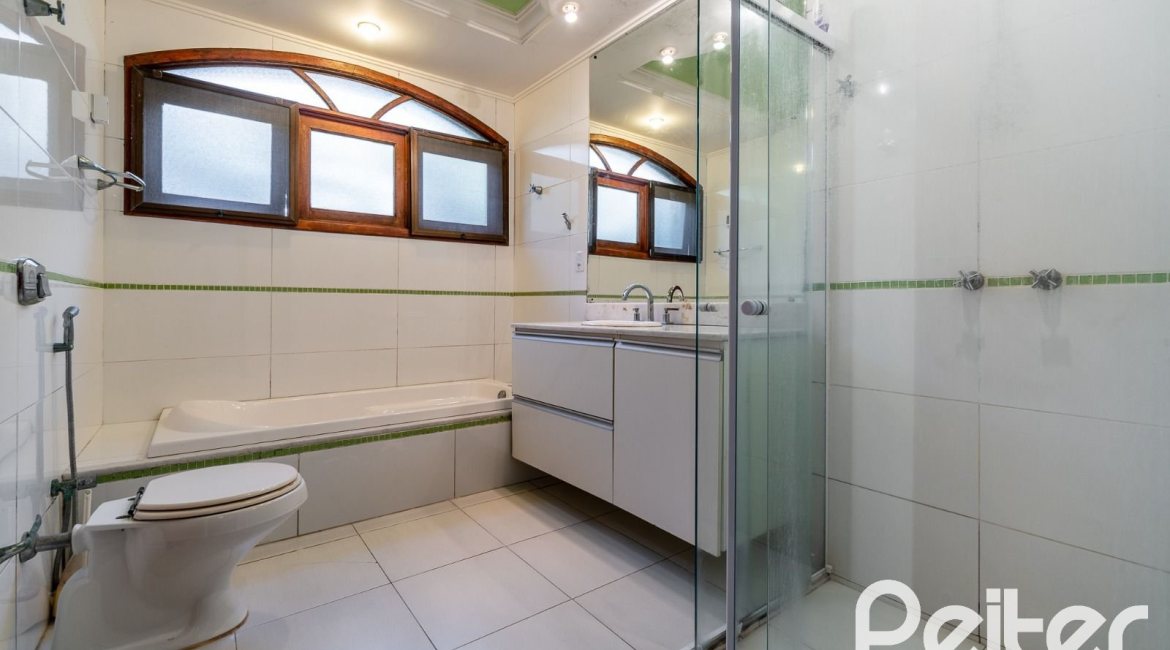 Casa em Condomínio à venda com 565m², 5 dormitórios, 3 suítes, 4 vagas, no bairro Cavalhada em Porto Alegre