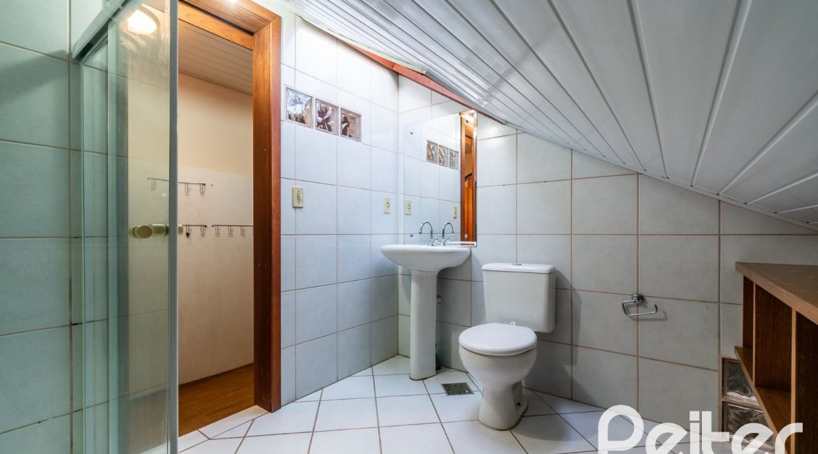 Casa em Condomínio à venda com 565m², 5 dormitórios, 3 suítes, 4 vagas, no bairro Cavalhada em Porto Alegre