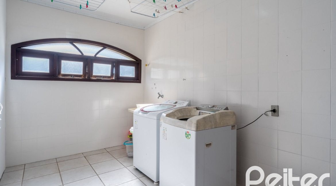 Casa em Condomínio à venda com 565m², 5 dormitórios, 3 suítes, 4 vagas, no bairro Cavalhada em Porto Alegre