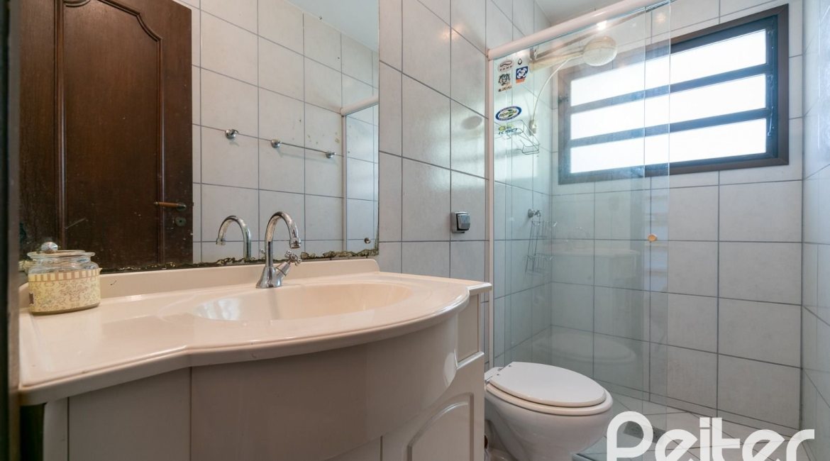 Casa em Condomínio à venda com 565m², 5 dormitórios, 3 suítes, 4 vagas, no bairro Cavalhada em Porto Alegre