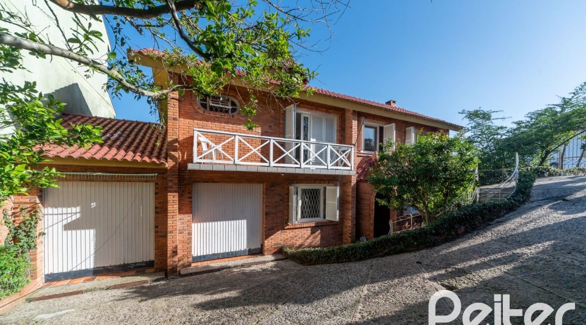 Casa à venda com 256m², 3 dormitórios, 1 suíte, 2 vagas, no bairro Teresópolis em Porto Alegre