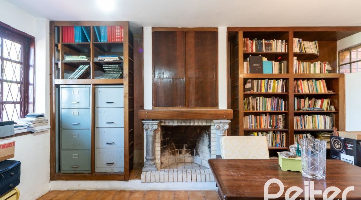 Casa à venda com 256m², 3 dormitórios, 1 suíte, 2 vagas, no bairro Teresópolis em Porto Alegre