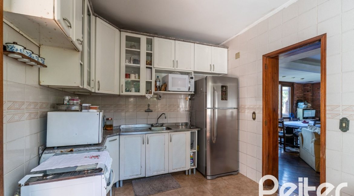 Casa à venda com 256m², 3 dormitórios, 1 suíte, 2 vagas, no bairro Teresópolis em Porto Alegre