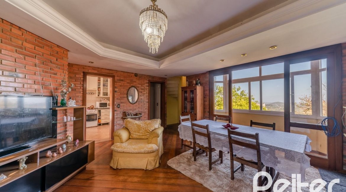 Casa à venda com 256m², 3 dormitórios, 1 suíte, 2 vagas, no bairro Teresópolis em Porto Alegre