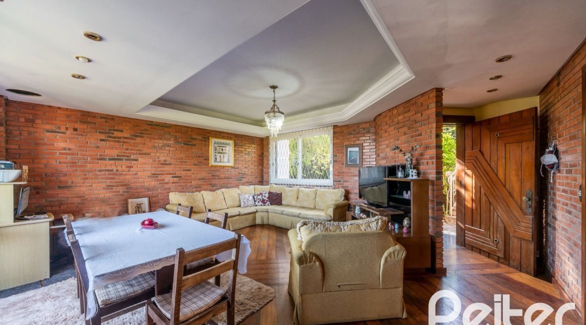 Casa à venda com 256m², 3 dormitórios, 1 suíte, 2 vagas, no bairro Teresópolis em Porto Alegre